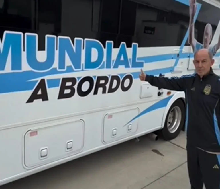 bochini-presento-el-bochamovil-para-acompanar-a-argentina-en-estados-unidos_w862